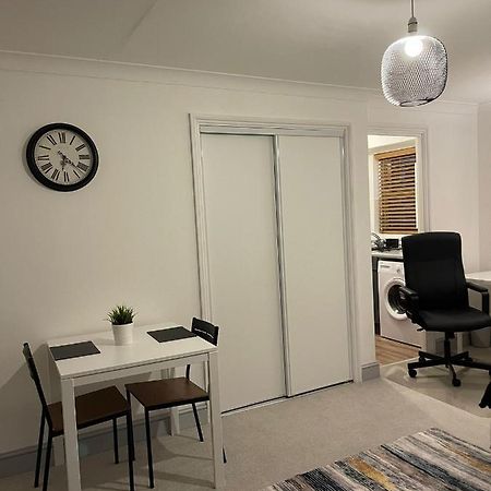 Stunning Studio Flat - Free Parking - 3 Min From Sutton Station Appartement Buitenkant foto