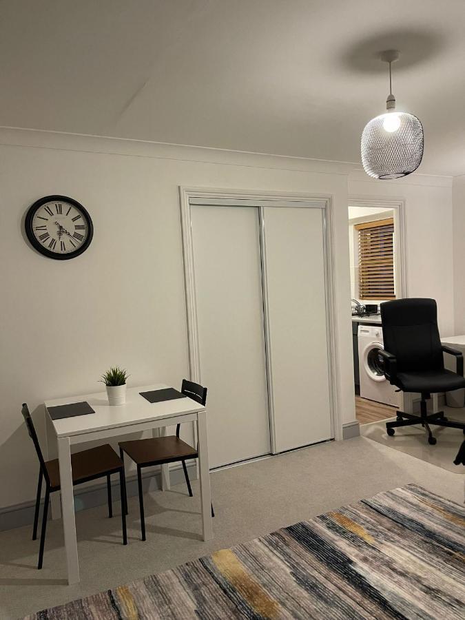 Stunning Studio Flat - Free Parking - 3 Min From Sutton Station Appartement Buitenkant foto