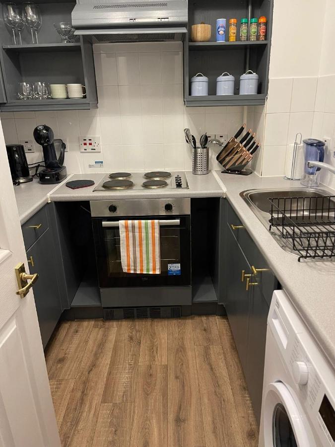 Stunning Studio Flat - Free Parking - 3 Min From Sutton Station Appartement Buitenkant foto