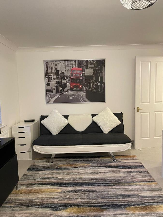 Stunning Studio Flat - Free Parking - 3 Min From Sutton Station Appartement Buitenkant foto