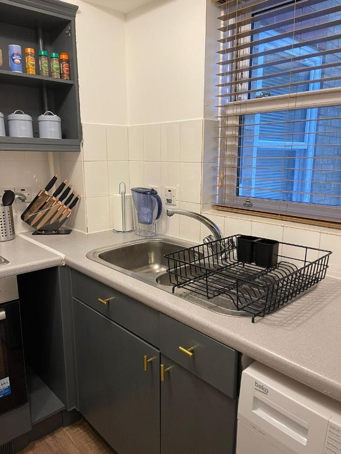 Stunning Studio Flat - Free Parking - 3 Min From Sutton Station Appartement Buitenkant foto