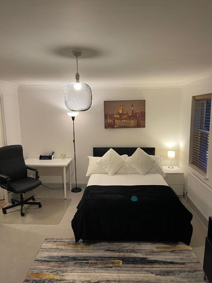 Stunning Studio Flat - Free Parking - 3 Min From Sutton Station Appartement Buitenkant foto