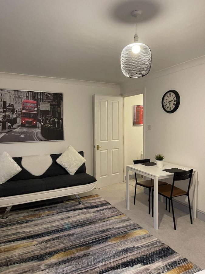 Stunning Studio Flat - Free Parking - 3 Min From Sutton Station Appartement Buitenkant foto